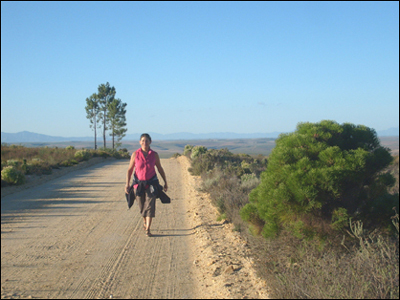 Linda on the fynbos road to Soetmuisberg